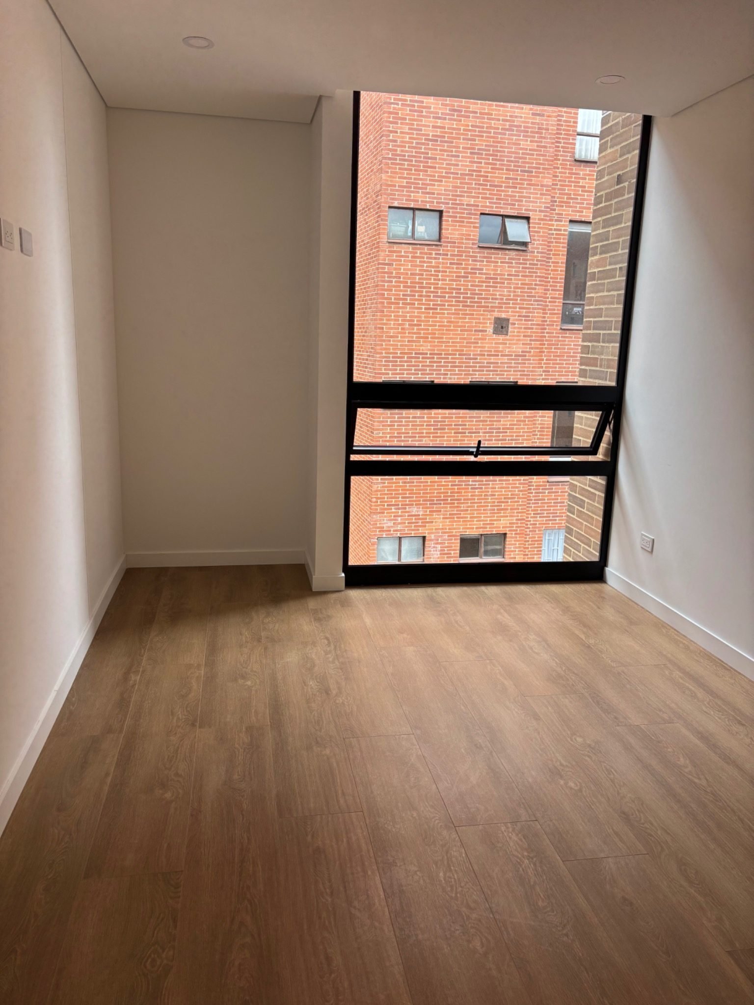 Habitación con piso instalado, pintura y acabados interiores