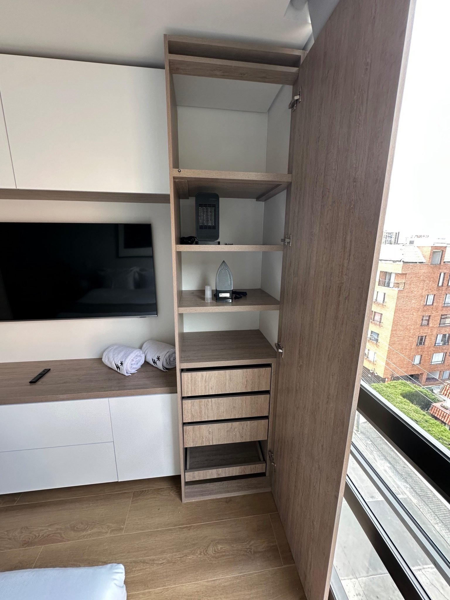 Carpintería a medida y almacenamiento junto a una ventana