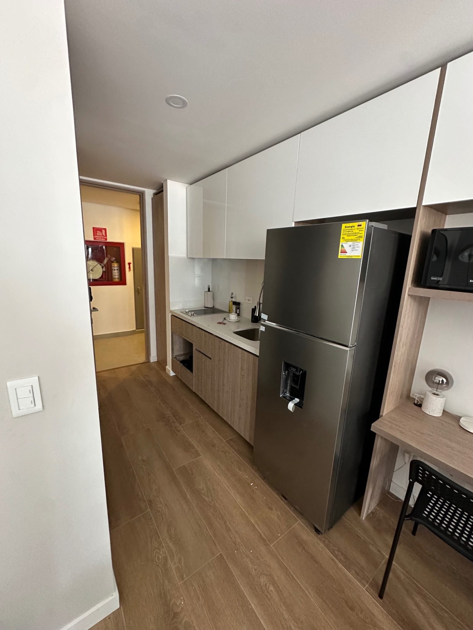 Cocina con muebles instalados y acabados interiores