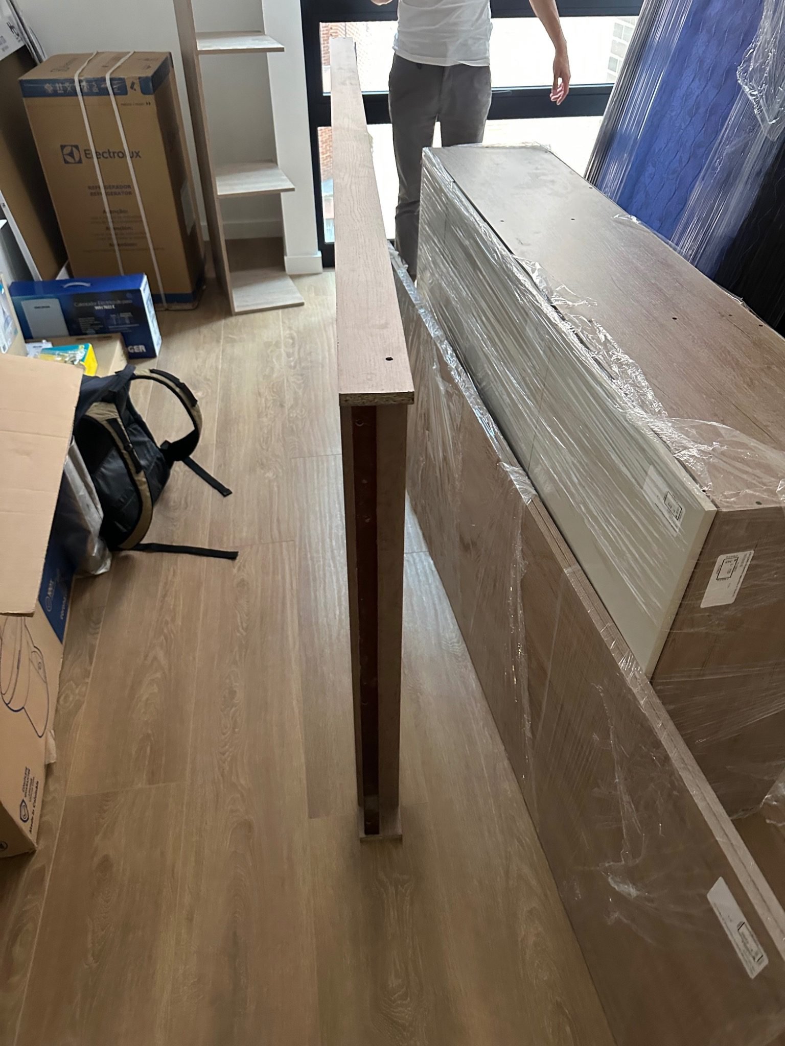 Proceso de instalación de mobiliario en un apartamento