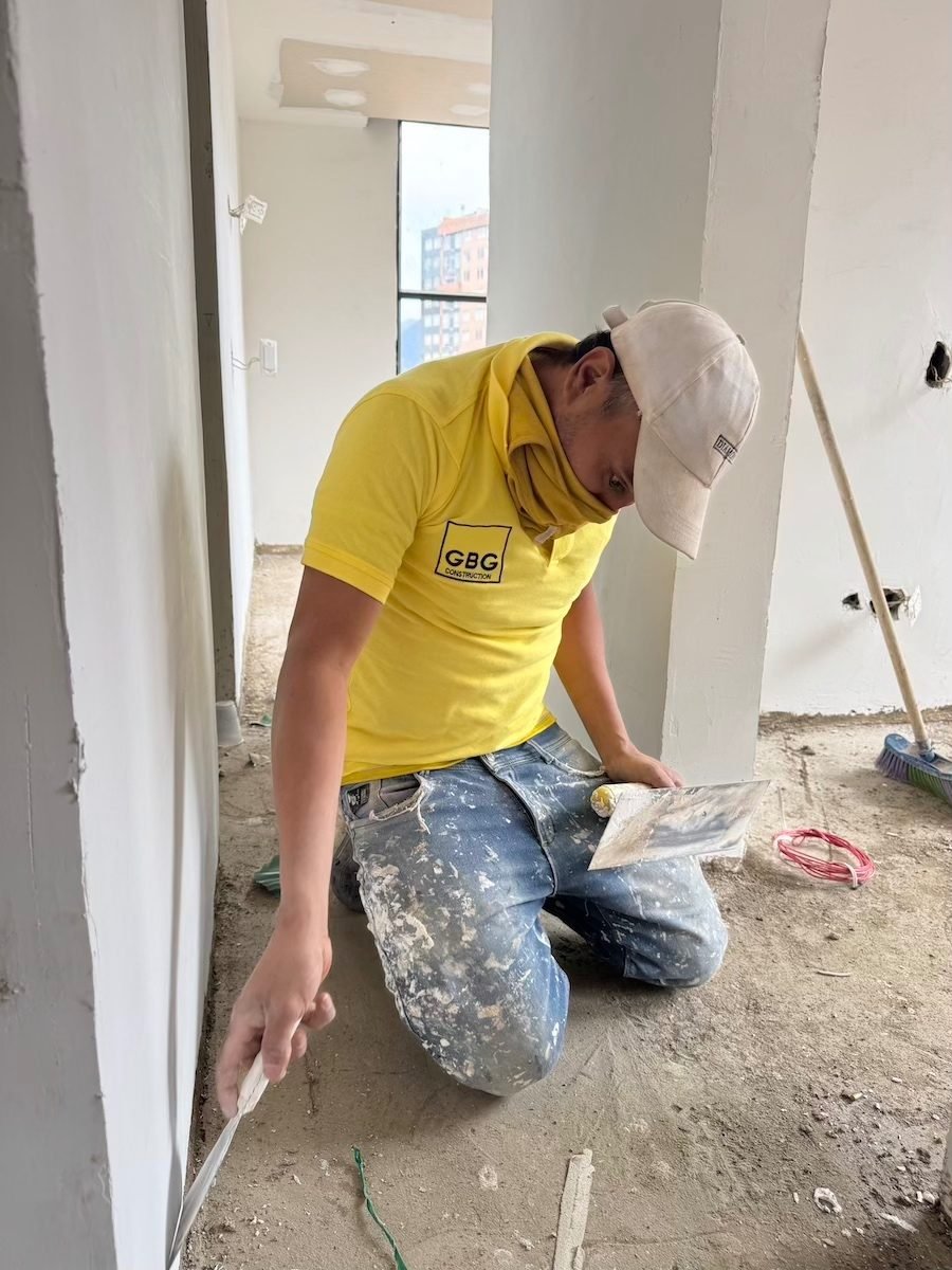 Integrante del equipo GBG trabajando en los acabados de un apartamento