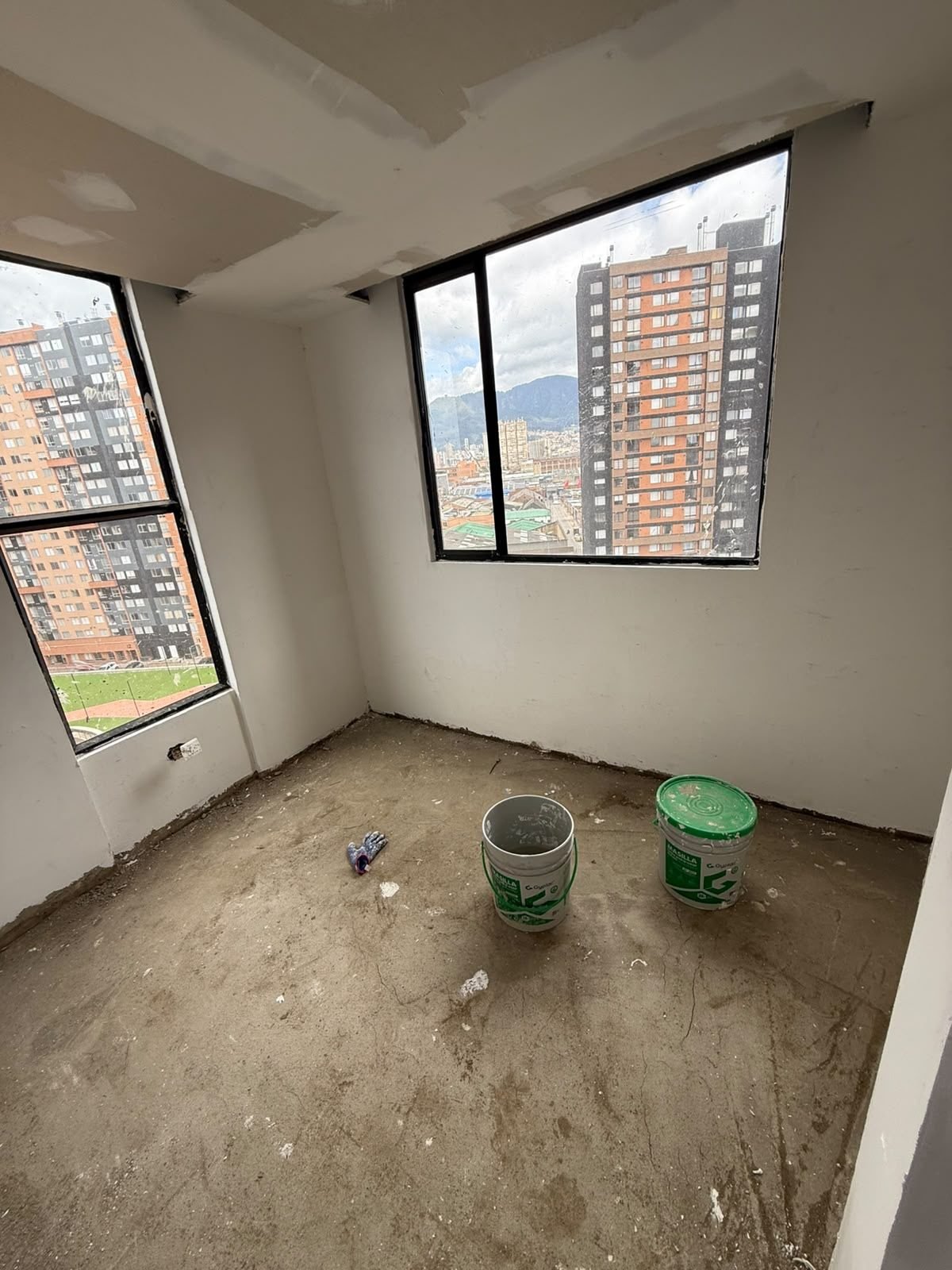 Apartamento en proceso de adecuación, con piso y acabados pendientes